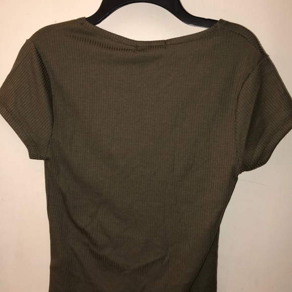 Two Cropped V Neck Ribbed Shirts - Picture 4 of 7